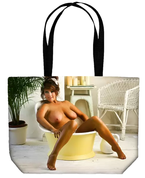 Robyn Alexandra nude in the bath