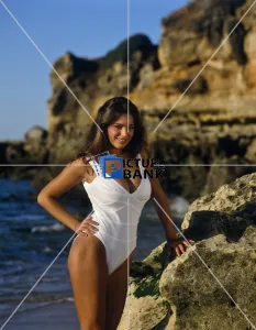 Hair Gallery: Kelly Brook Covered Pin-Up Outdoors